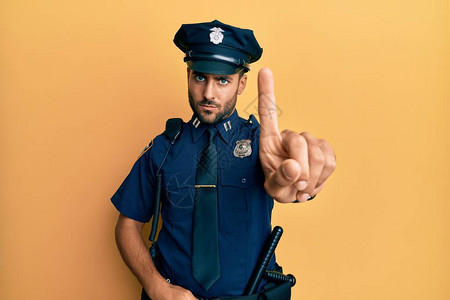 身着警服举起手指尖和愤怒的表情图片