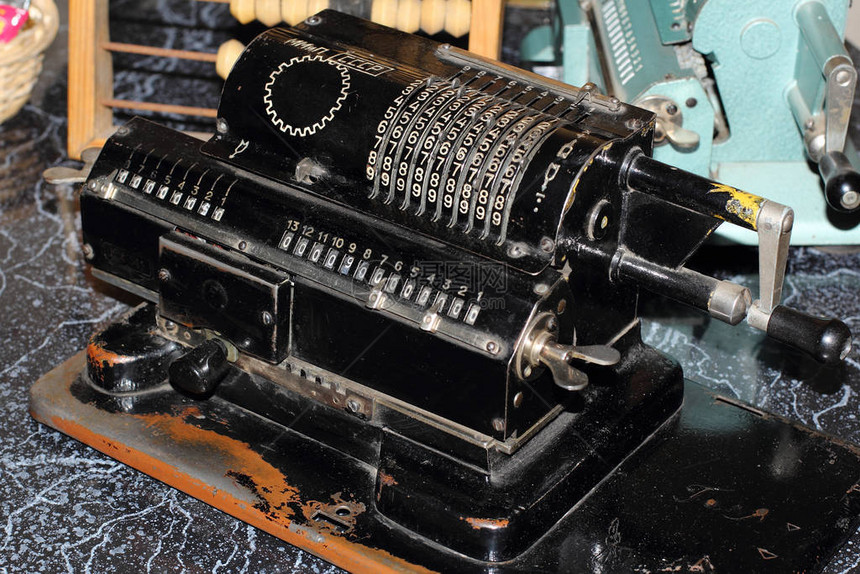 计数机IronFelix一种用于数学计算的古老机械装置它被用于会计博物馆展图片