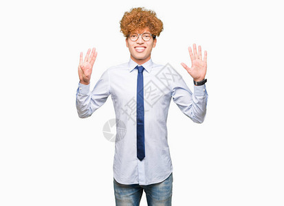 年轻英俊的生意人戴着面纱戴眼镜举起手指着九号手指满怀自信图片