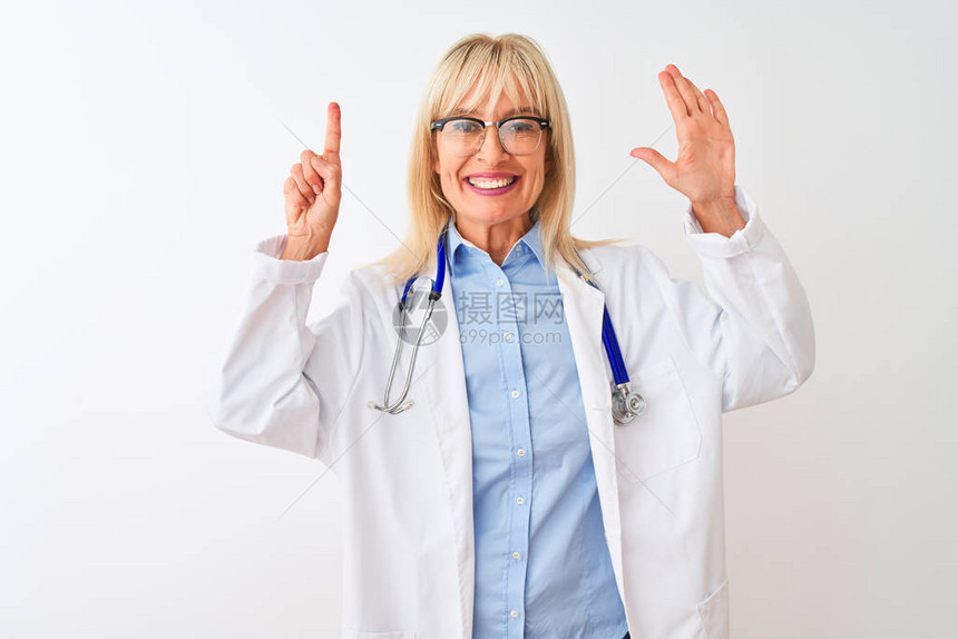 中年医生女人戴着眼镜和听诊器图片