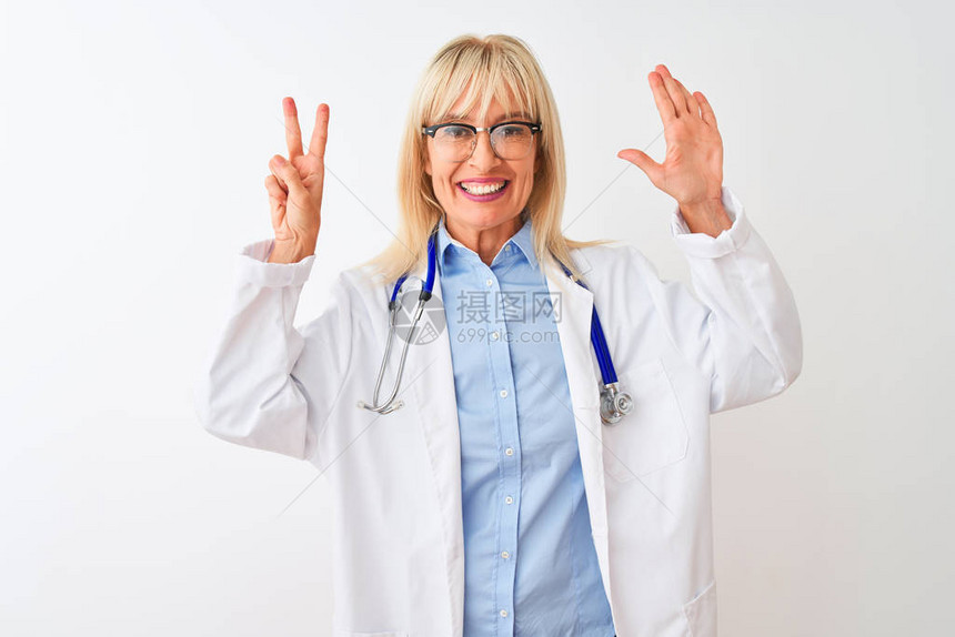 中年女医生戴眼镜和听诊器图片