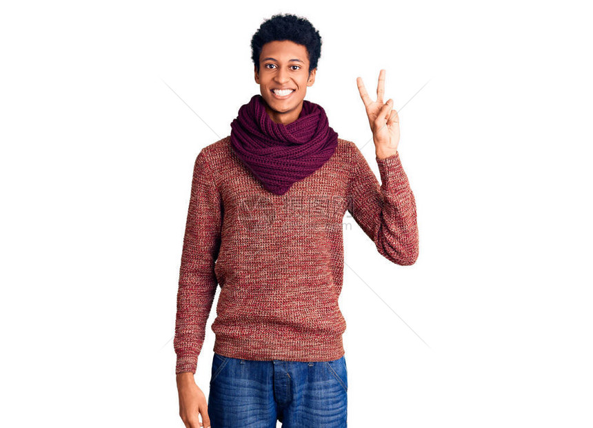身穿临时冬季毛衣和围巾的年轻非洲男子带着双指向二号手指图片