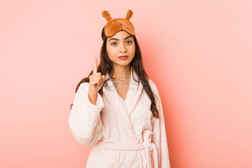 穿着睡衣和睡眠面具的年轻印度妇女单独展示一号用手图片