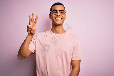 身穿轻便T恤和眼镜的非洲帅哥在粉红色背景展上露面图片