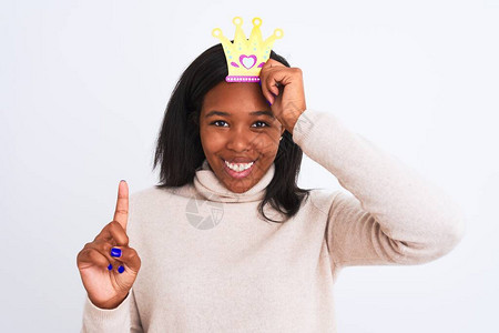 年轻的非洲裔美国女戴着假装的女王皇冠图片