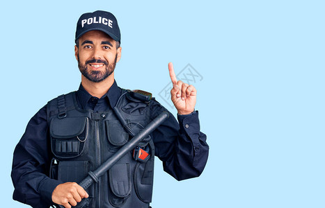 身穿警服手持警棍的年轻西班牙男子图片