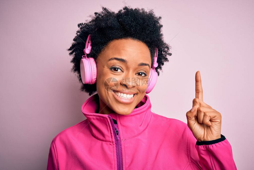 年轻的非洲裔美国黑人女卷曲的头发听音乐图片