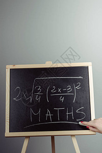 笔记在黑板上的数学练习高清图片
