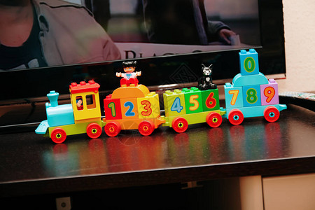 玩具多色儿童火车与数字图片