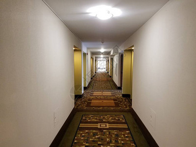 有地毯和灯光的酒店大厅图片