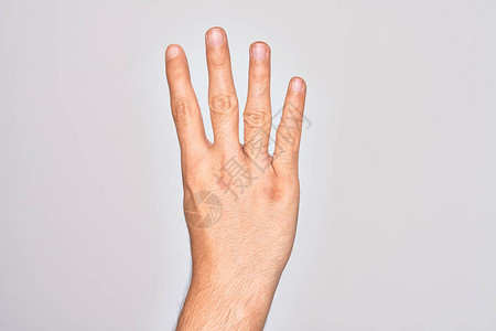 Caucasians年轻人的手用孤立的白色背景来展示手指4号图片