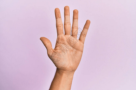 粉红孤立背景的5号计数显示五根手指的手举着一双手臂和天主教图片