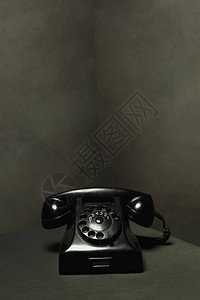 灰色空房间里的老式黑色电话图片