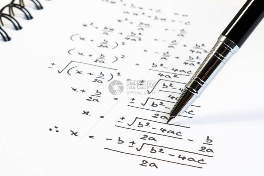 数学课上考试练习测验或测试的数学二次方程公式的笔迹解决指数图片