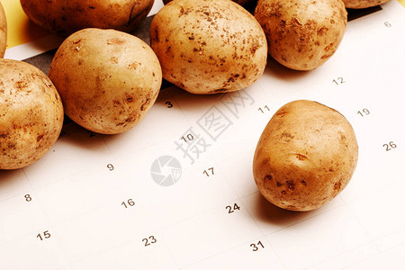 土豆所在月份印刷的自制日历马铃薯收割规划图片