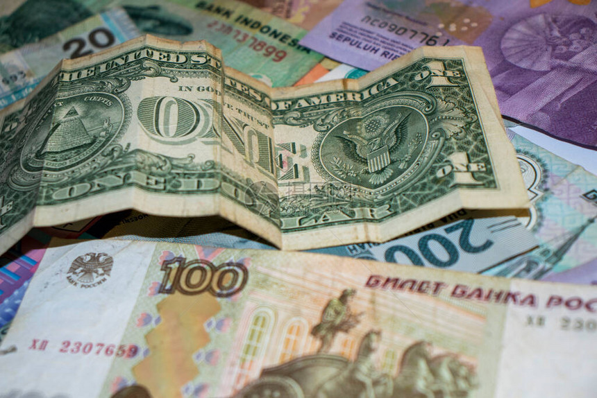 各种货币钞票和硬币的近镜头用于财务商业会计财富管理等项目图片