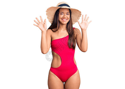 年轻漂亮的拉丁女孩穿着泳装和夏天的帽子图片