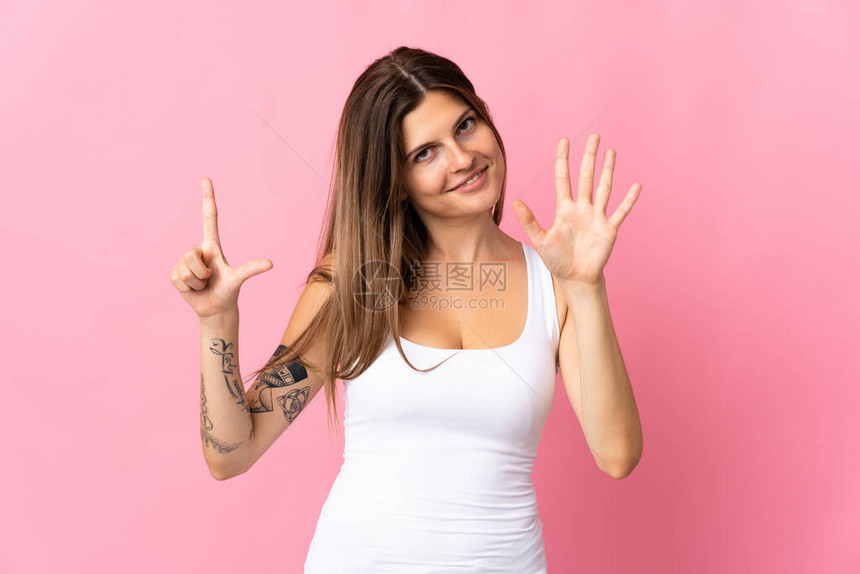 年轻斯洛瓦克女人被粉红背景图片