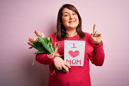 庆祝母亲节的漂亮大号女人拿着信息和一束郁金香图片
