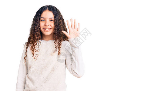穿着散装的卷发美女孩用五指举起手指满脸自信和快乐的笑图片