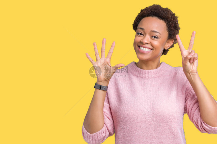 美丽的年轻非洲裔美国女人在孤立的背景下展示并用七号手指向上方图片