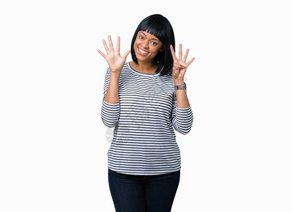 美丽的年轻非洲裔美国女人穿着条纹毛衣在孤立的背景下展示并用手指着九号图片