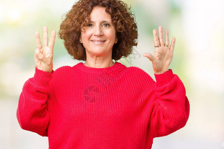美丽的中年高级女红色冬季毛衣在孤立的背景下展示并用八号手指向上方图片