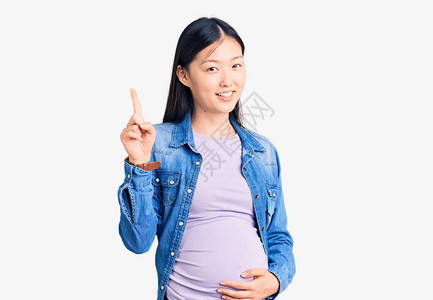 年轻美丽的女人怀孕了图片