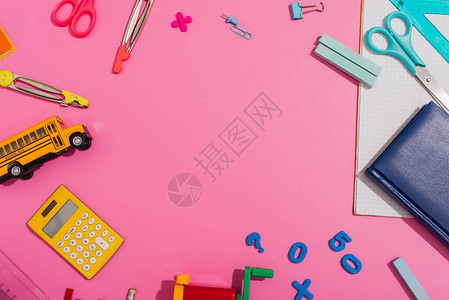 粉红色上多色学校文具框架有复制图片