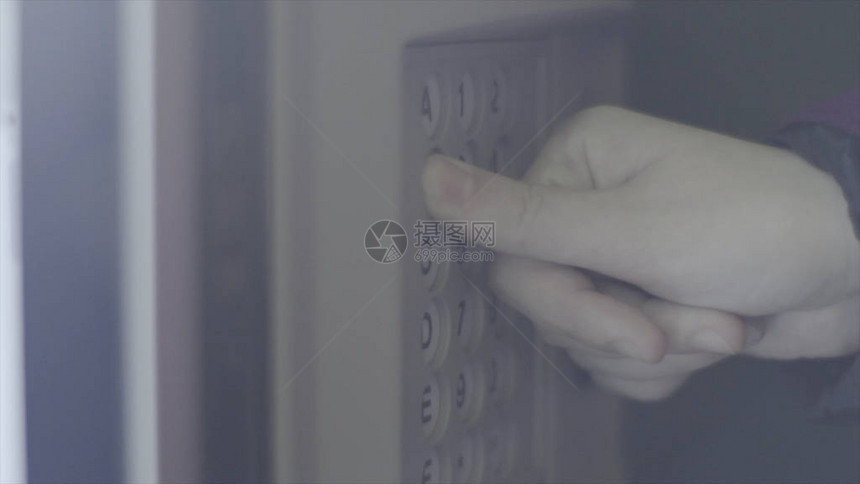 女人按下自动售货机上的按钮影视素材女手在自动售货机面板上输入代码带有数字和母的键盘来图片