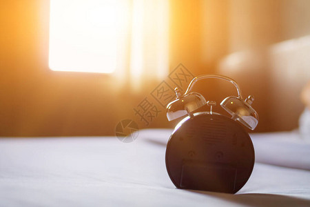 早上窗口设置的闹钟用于设置提醒约会的时间是一个模拟闹钟图片
