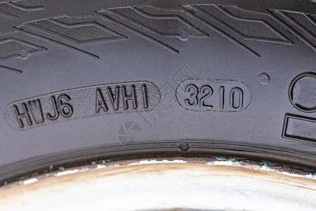 在标有发行日期和年份的轮胎上加盖印章特写旧轮图片