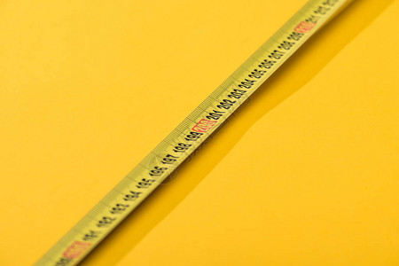 在黄色背景的工业测量磁带上背景图片