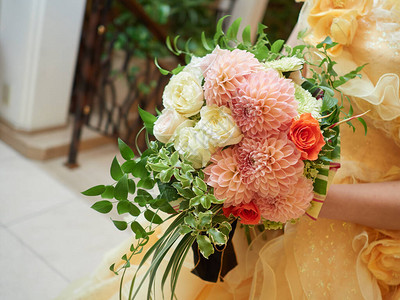 日本新娘手捧花束背景图片