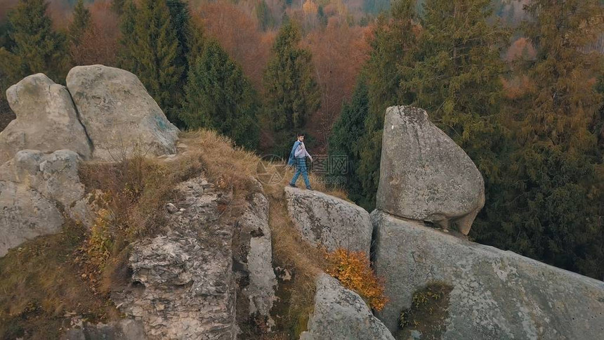 青年在森林公园高山的丘上图片