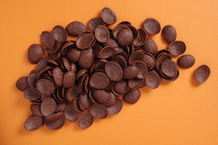 橙色背景的巧克力麦片早图片
