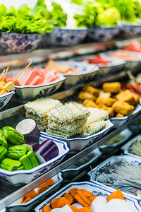 在新加坡一家购物食品法院出售的传统亚洲盘图片