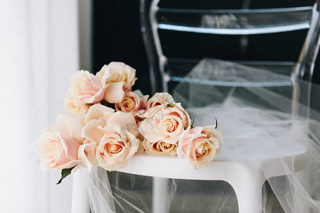 美丽的玫瑰花束在一张椅子上图片