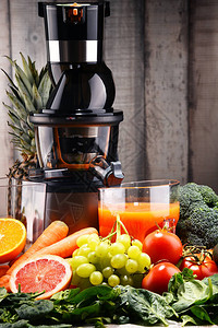 有机水果和蔬菜的慢速榨汁机排毒饮食图片