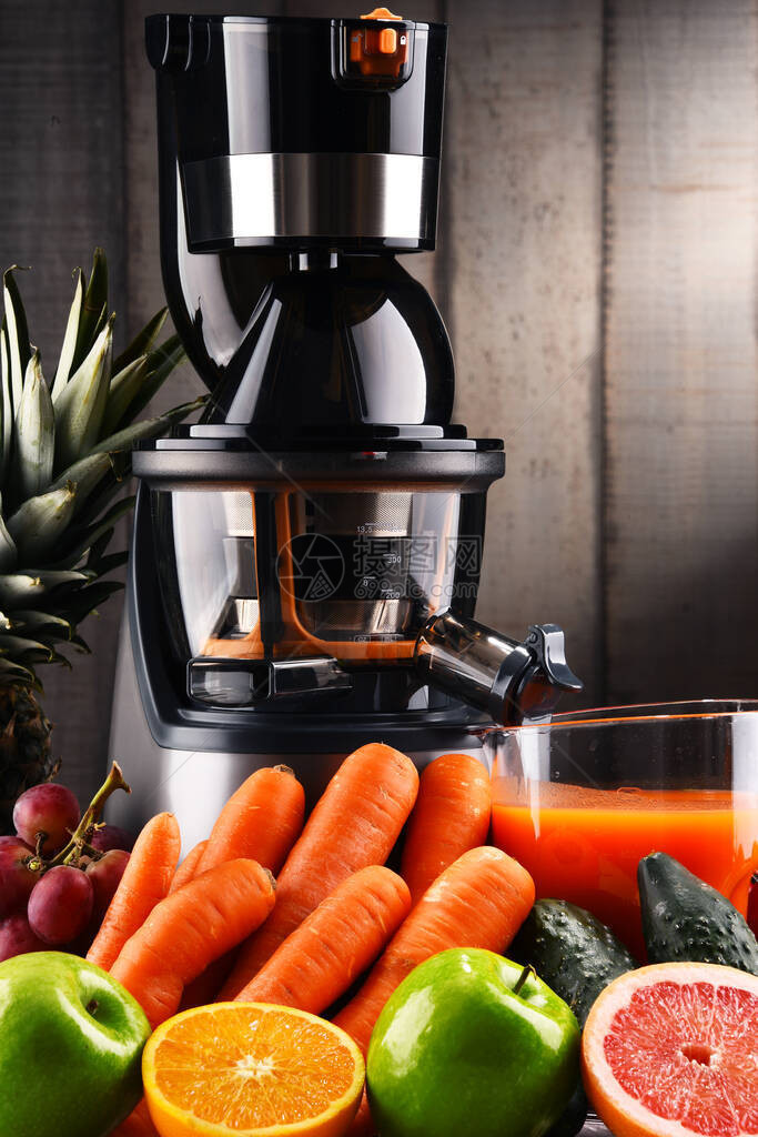 有机水果和蔬菜的慢速榨汁机排毒饮食图片