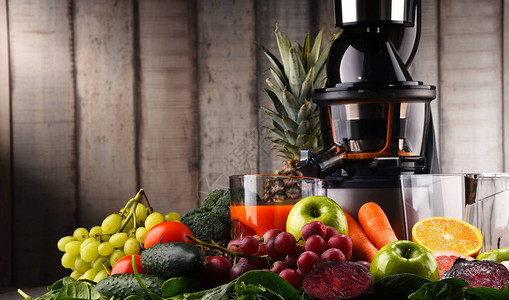 有机水果和蔬菜的慢速榨汁机排毒饮食背景图片