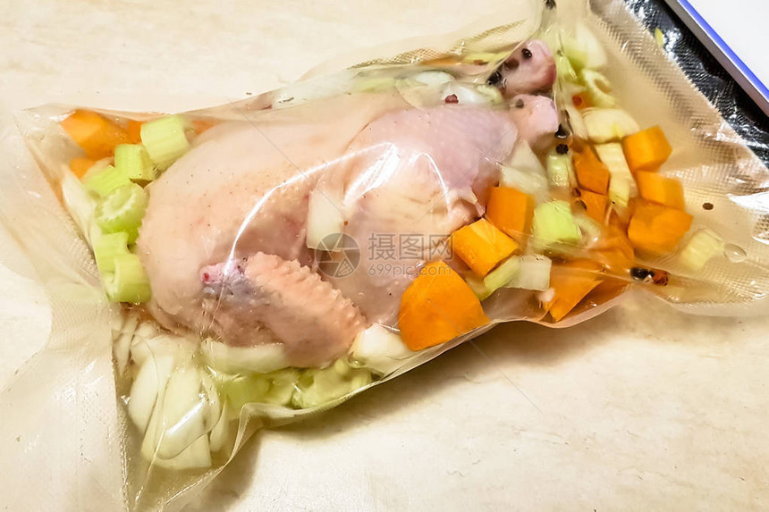 鸡肉和蔬菜放在真空袋图片