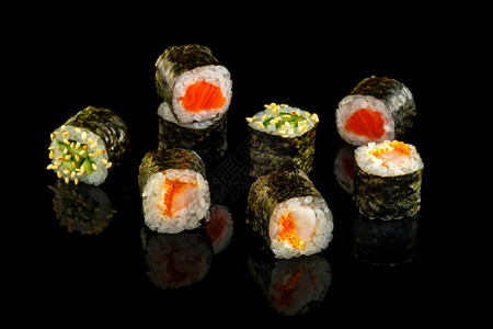 订寿司卷日本传统美食黑背景图片