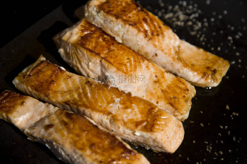 盐粒烤三文鱼图片
