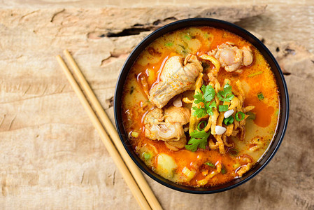 传统北泰食物赵苏依辣咖哩面汤椰子奶和碗中的鸡肉图片