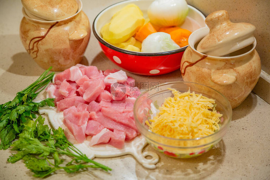 烤肉配奶酪的食谱和土陶瓷锅图片