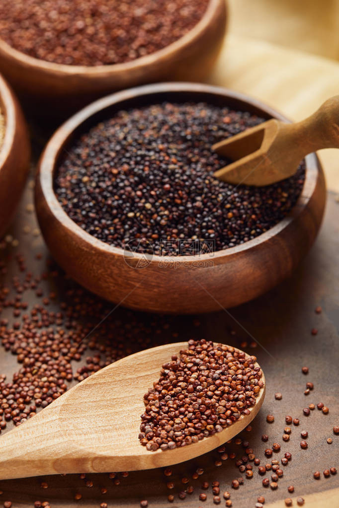木碗中黑色和quinoa的近视黑和红奎尼奥亚图片