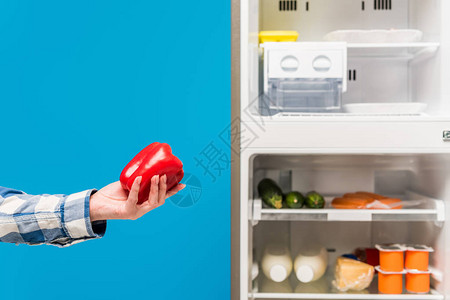 露天冰箱和冷冻柜旁有妇女盛着胡椒粉的作物风景图片