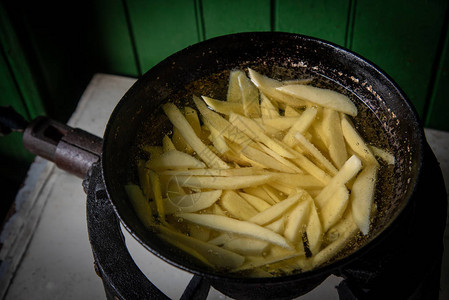 土豆薯条煮熟了在的锅子上煮熟吃图片