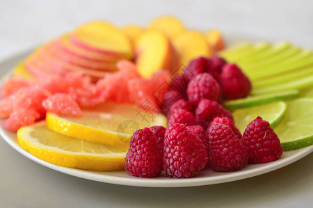 盘子上美味的新鲜水果特写图片